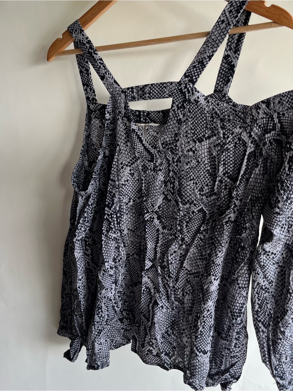 Entro Snake Print Blouse Cold Shoulder Long Sleeve Sz Lg Women’s Black White EUC